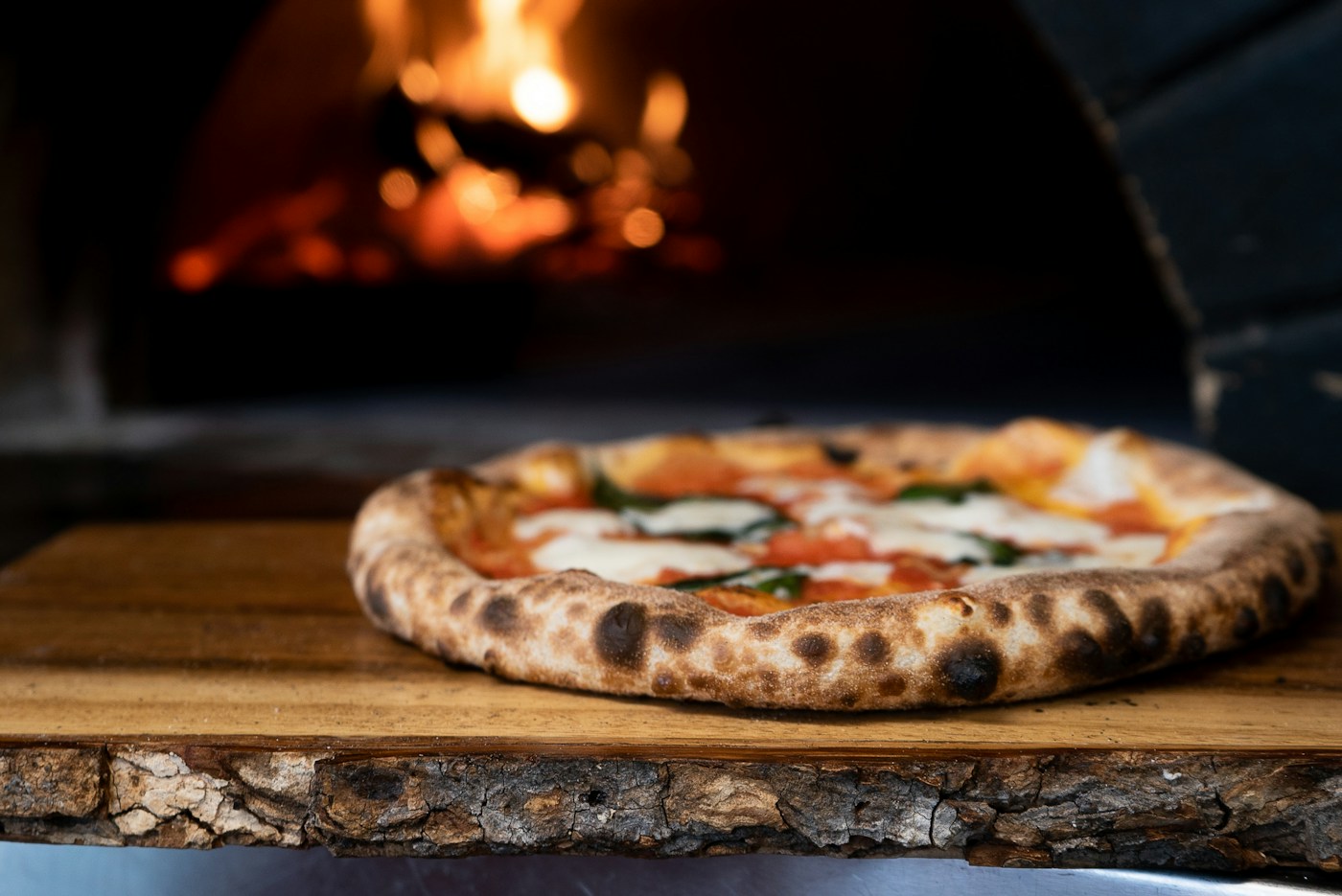 Pizza przed rozgrzanym piecem